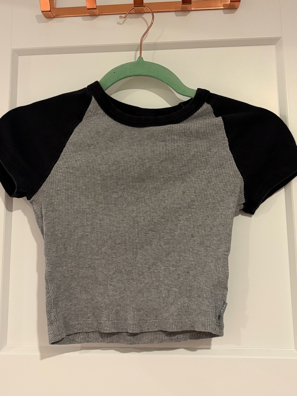 Aritzia TNA Grey & Black Ribbed Baby Tee 🩶🖤